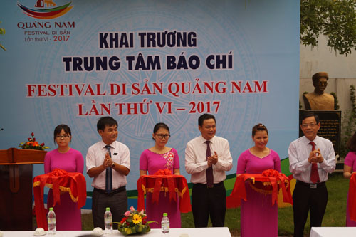 Cắt băng khai trương Trung tâm báo chí Festival di sản Quảng Nam lần thứ VI – 2017