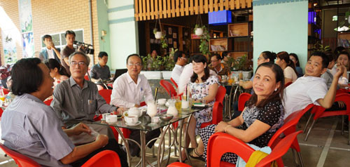 Quang cảnh buổi  “Ly cà phê 50 ngàn” của giới báo chí Quảng Ngãi.