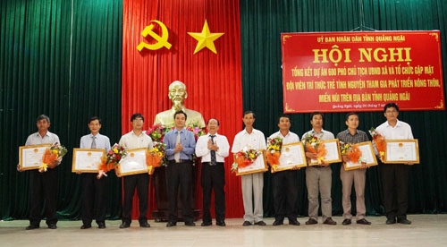 Tặng Bằng khen của Chủ tịch UBND tỉnh Quảng Ngãi cho các tập thể