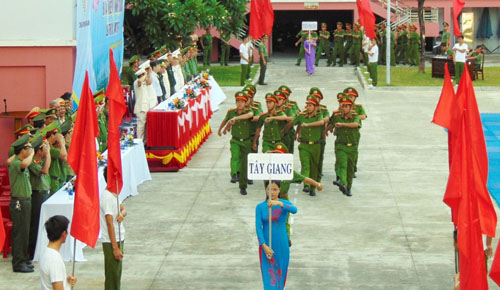 Đoàn CA huyện Tây Giang diễu hành qua lễ đài
