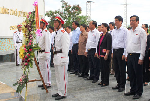 Chủ tịch Quốc hội Nguyễn Thị Kim Ngân dâng hoa tại Nghĩa trang liệt sĩ tỉnh Quảng Nam.