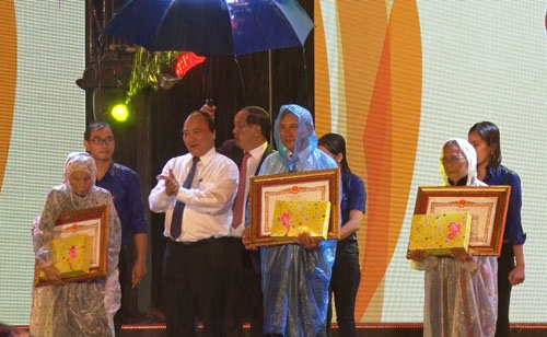 Thủ tướng Chính phủ Nguyễn Xuân Phúc trao tặng danh hiệu cao quý Bà mẹ Việt Nam anh hùng cho 3 Mẹ.