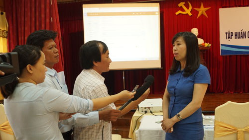 Bà Lê Thị Thu Hằng trao đổi về công tác thông tin đối ngoại trong tình hình mới.
