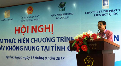 Ông Nguyễn Phong, Giám đốc Sở Xây dựng Quảng Ngãi báp cáo tại hội nghị