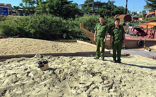 Lượng chức năng liên tiếp tuần tra, mật phục, bắt giữ các phương tiện hút cát trái phép trên sông Thu Bồn
