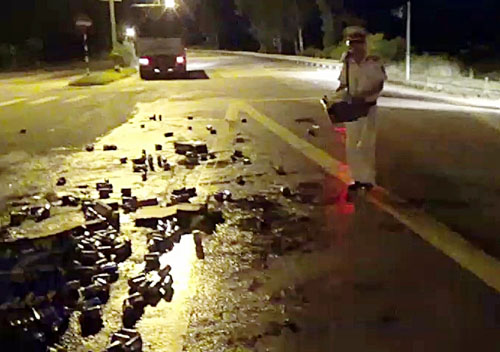 CSGT Quảng Nam giúp tài xế thu dọn bia đổ trong đêm