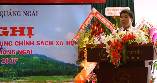  Giám đốc Chi nhánh Ngân hàng CSXH tỉnh Quảng Ngãi báo cáo tại hội nghị