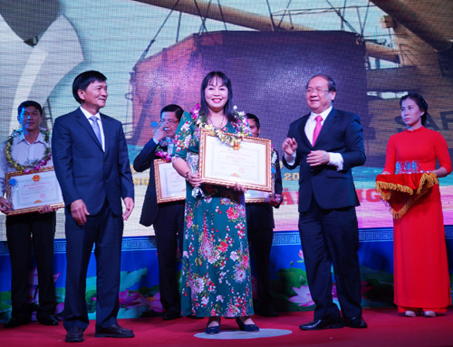  Trao giải thưởng doanh nghiệp đạt “ Doanh nghiệp xuất sắc tiêu biểu tỉnh Quảng Ngãi năm 2016”,