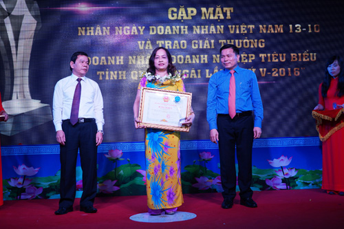 Trao giải thưởng doanh nghiệp đạt “ Doanh nghiệp xuất sắc tiêu biểu tỉnh Quảng Ngãi năm 2016”