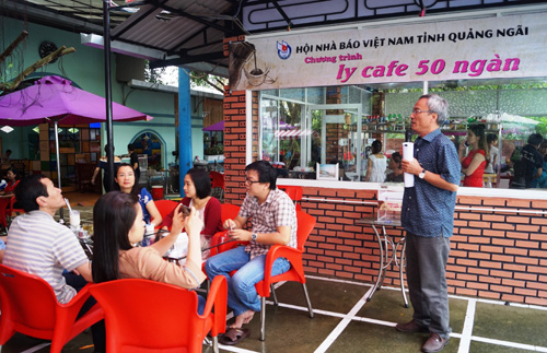 Quang cảnh buổi  “Ly cà phê 50 ngàn” lần đầu tiên của giới báo chí Quảng Ngãi.
