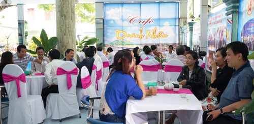 Quang cảnh buổi “Cà phê doanh nhân” của tỉnh Quảng Ngãi. 