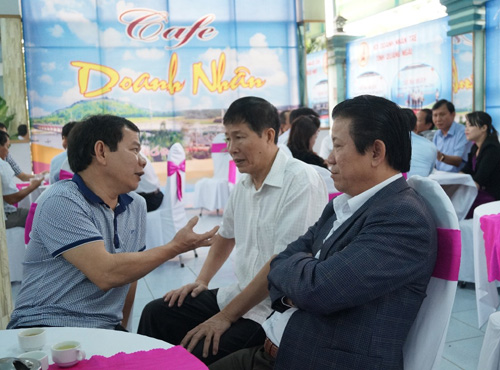  Lãnh đạo UBND tỉnh Quảng Ngãi cùng uống cà phê với chủ các doanh nghiệp