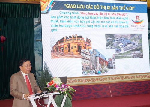 Ông Đinh Hài, GĐ Sở VH, TT và DL tỉnh Quảng Nam cung cấp thông tin cho báo chí tại họp báo.