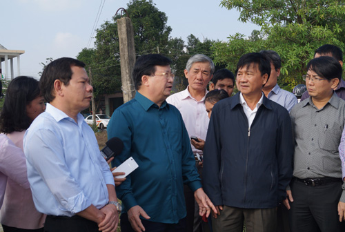 Phó thủ tướng trao đổi với lãnh đạo tỉnh Quảng Ngãi 