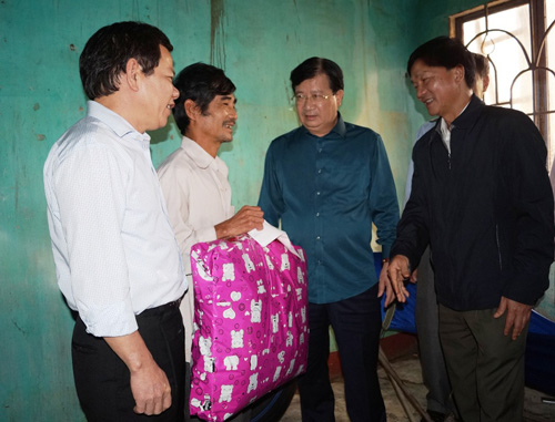 Phó thủ tướng tặng quà và động viên gia đình anh Hồ Ngọc Phú ở xã Nghĩa Mỹ