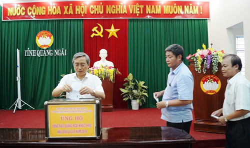  Lãnh đạo, cán bộ UBMTTQVN tỉnh Quảng Ngãi  ủng hộ đồng bào bị thiệt hại do lũ lụt
