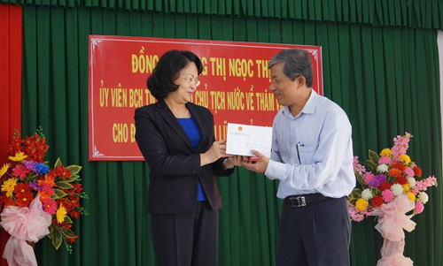 Phó Chủ tịch nước trao 200 triệu đồng cho UBMTTQVN tỉnh Quảng Ngãi để cứu trợ lũ lụt đồng bào tỉnh Quảng Ngãi