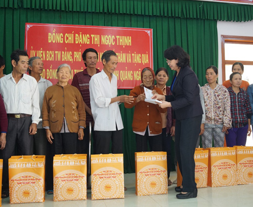 Phó Chủ tịch nước trao trực tiếp 20 suất quà cho 20 hộ dân huyện Mộ Đức (Quảng Ngãi)