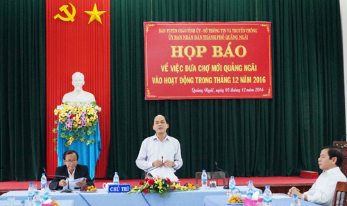 Ông Võ Quang, Phó chủ tịch UBND TP Quảng Ngãi thông tin cho báo chí về kế đưa chợ mới Quảng Ngãi vào hoạt động