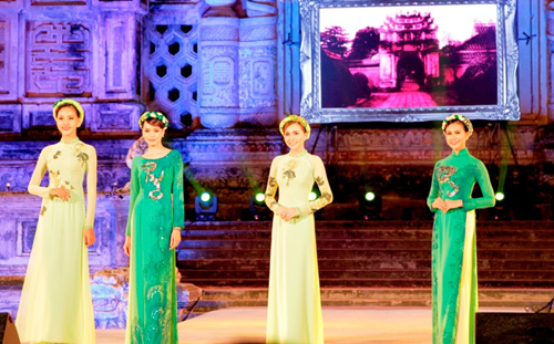 Lễ hội áo dài tỏa sáng tại Festival Huế 2016