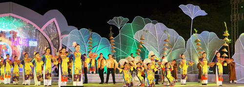 Hát múa “Huế Festival - Hẹn gặp lại” của Nhà hát Ca kịch Huế