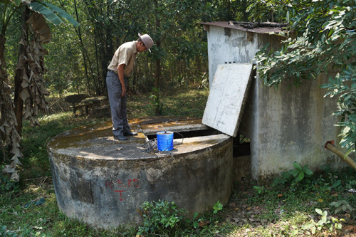 Giếng công cộng gần hồ Gò Kiêu để bơm lên Công trình “Nước sinh hoạt dựa vào cộng đồng” nay đã bị cạn.