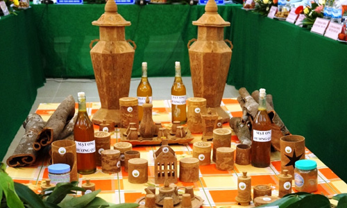 Bộ sản phẩm thủ công mỹ nghệ từ vỏ cây quế Trà Bồng, sản phẩm công nghiệp nông thôn tiêu biểu cấp tỉnh Quảng Ngãi năm 2016.