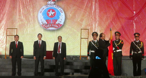 TT Nguyễn Xuân Phúc trao Huận Chương Độc lập hạng Ba cho TP Tam Kỳ.