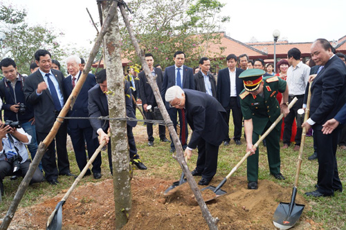 Lãnh đạo Đảng, Nhà nước trồng cây lưu niệm trong khuôn viên Khu lưu niệm Thủ tướng Phạm Văn Đồng. 
