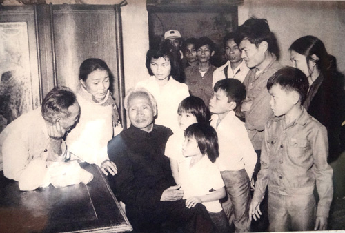 Thủ tướng Phạm Văn Đồng với các cháu ở quê nhà (xóm Cây Gạo, xã Đức Tân, Mộ Đức, năm 1984 (ảnh tư liệu)