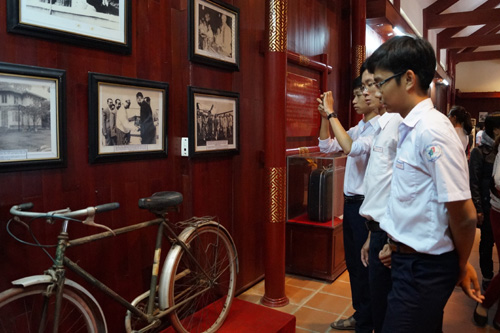 Học sinh xã Đức Tân, huyện Mộ Đức tham quan Khu lưu niệm Thủ tướng Phạm Văn Đồng