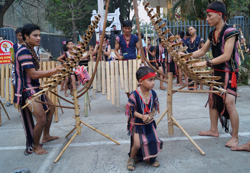  Bé trai Kasaryô (5 tuổi, con nghệ nhân KaLyTran) tham gia lễ hội đường phố với loại nhạc cụ Rongsos sành điệu.