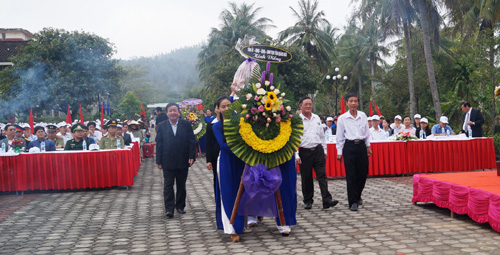 Lãnh đạo tỉnh, các sở, ban ngành trong tỉnh Quảng Ngãi đặt vòng hoa và dâng hương trước tượng đài chứng tích Sơn Mỹ