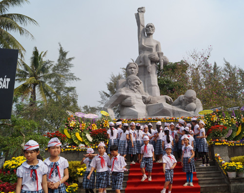 Các em học sinh Trường tiểu học Tịnh Khê dâng hương tưởng niệm 504 đồng bào bị sát hại