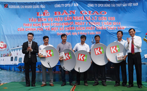 Quỹ “Khí phách Việt” thuộc Tập đoàn Hương Sen và thương hiệu bia Đại Việt trao tặng 20 bộ đầu thu truyền hình kỹ thuật số vệ tinh K+ cho các ngư dân