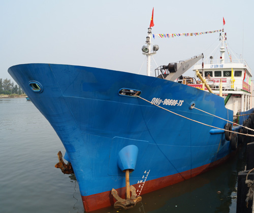 Tàu dịch vụ hậu cần nghề cá Lý Sơn 168 được trang thiết bị nghề cá hiện đại.