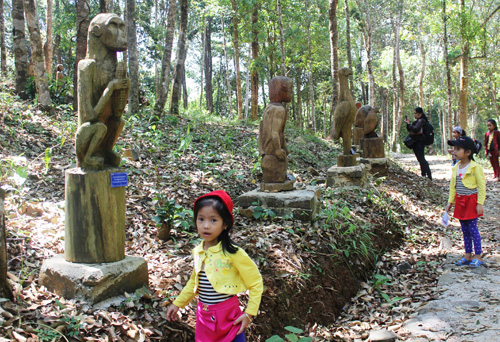 Vườn tượng gỗ ở Khu du lịch Măng Đen (Kon Plông, Kon Tum)