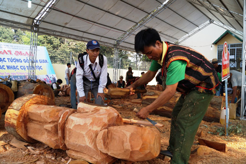 Các nghệ nhân tạc tượng gỗ tại Liên hoan tạc tượng gỗ dân gian 