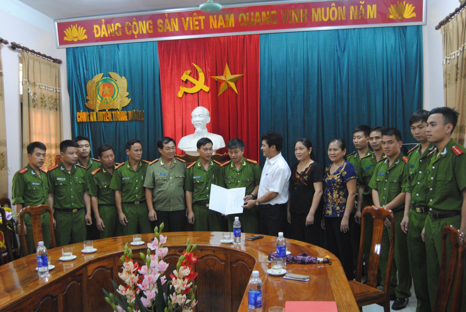 Ông Phạm Trọng Hoàng thay mặt cho huyện ủy ỦY ban nhân dân huyện thưởng nóng cho ban chuyên án 3 triệu đồng