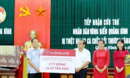 Hà Tĩnh, Quảng Bình: Agribank trao 5 tỷ đồng và 25 tấn gạo hỗ trợ ngư dân