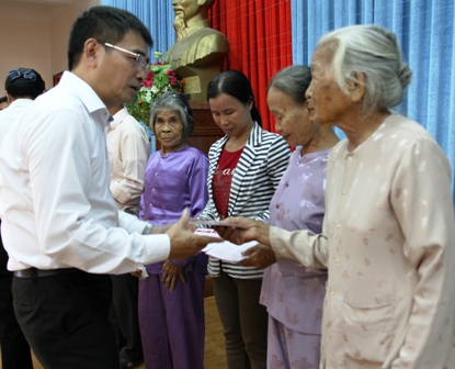 Agribank tặng sổ tiết kiệm các gia đình chính sách tại Quảng Trị