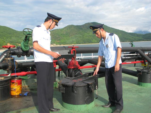 Phó Thủ tướng Trương Hòa Bình chỉ đạo đấu tranh chống buôn lậu, gian lận xăng dầu