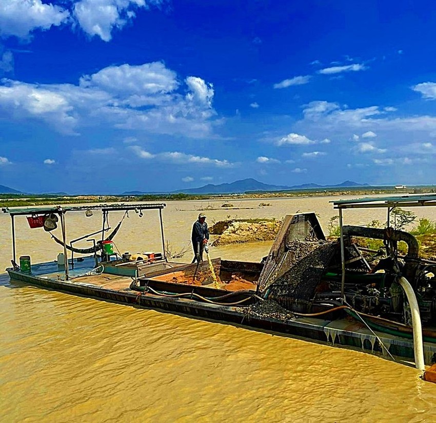 Một phương tiện khai thác cát trái phép trên hồ Biển Lạc.