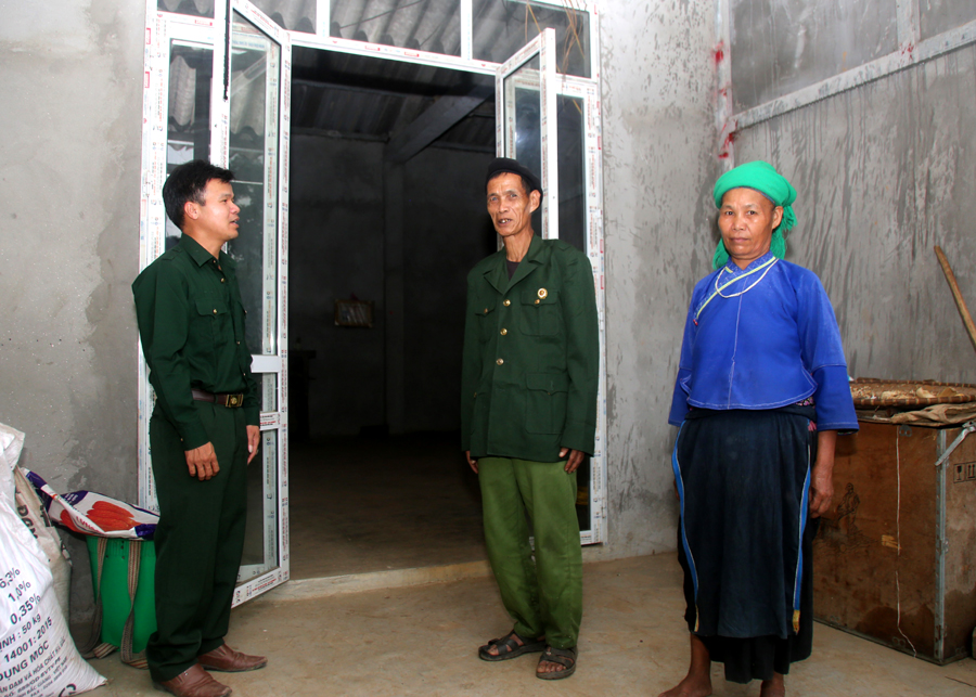 Hội CCB xã Thèn Phàng thăm và động viên gia đình CCB Thèn Kháy Xín, thôn Cốc Sọc sau khi được hỗ trợ xây dựng nhà ở.