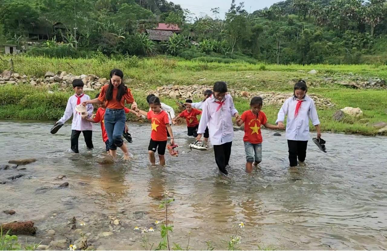  Hàng ngày, người dân và các em học sinh phải lội đi qua con suối này, mùa mưa lũ nước dâng cao rất nguy hiểm.