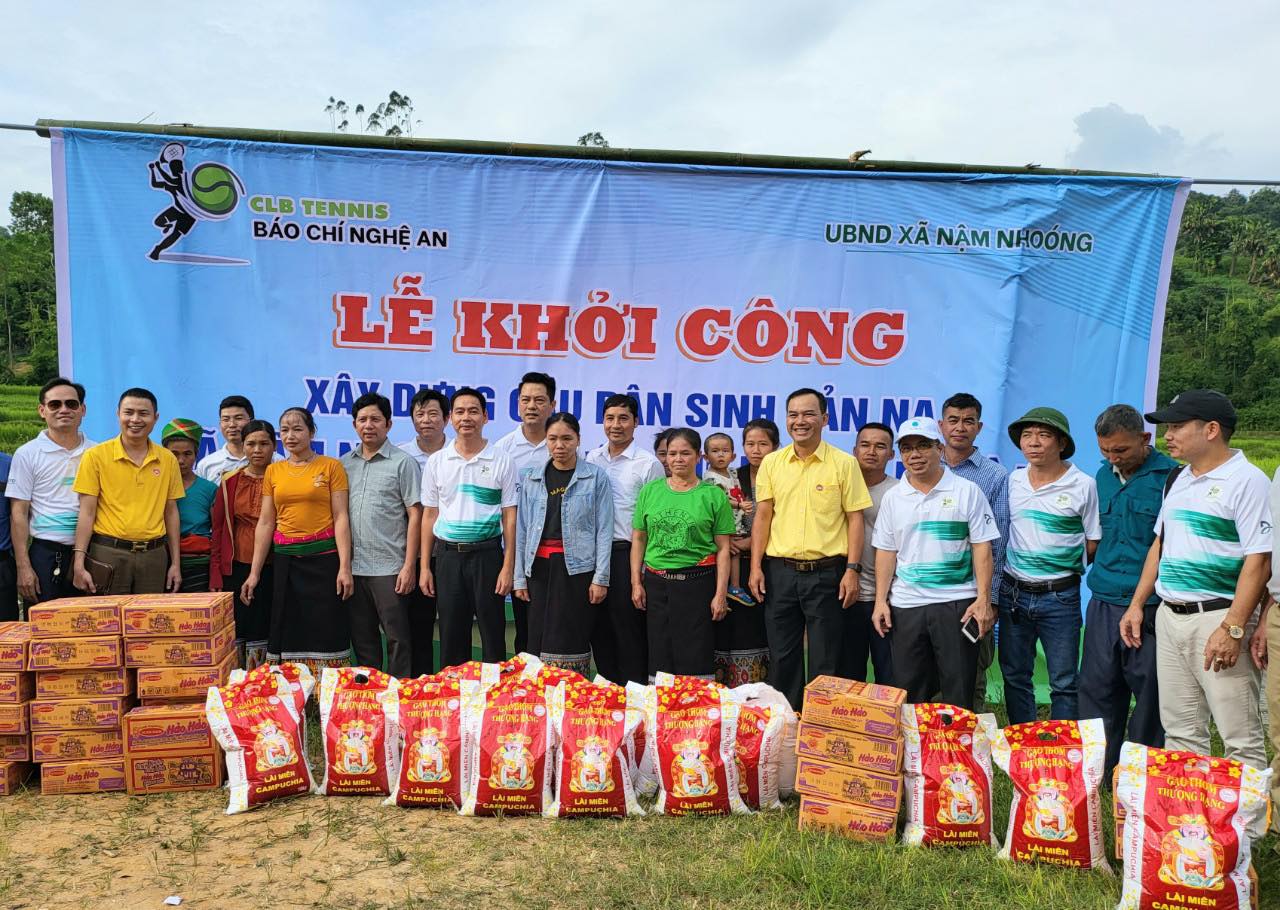 200 kg gạo, 25 thùng mỳ ăn liền được Câu lạc bộ Tennis báo chí Nghệ An trao cho đồng bào trong dịp khởi công cầu.
