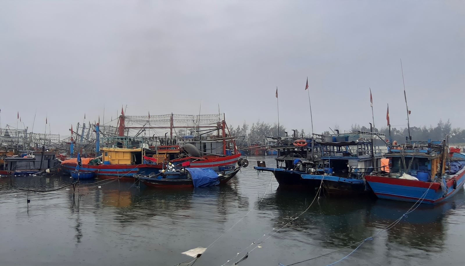 Tàu thuyền vào cảng tránh bão ở Hội An, Quảng Nam.