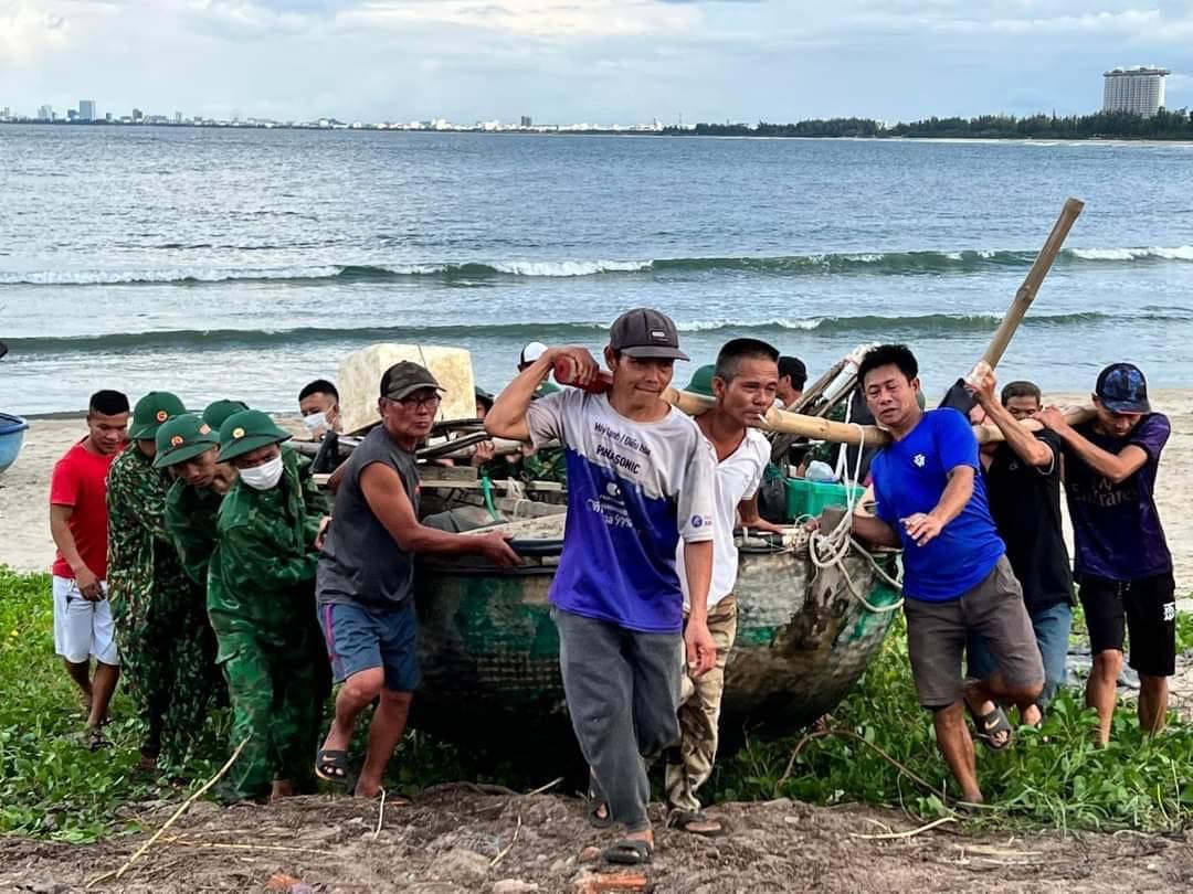 Các lực lượng chức năng giúp đỡ người dân phường Hoà Hiệp Nam, quận Liên Chiểu đưa phương tiện đánh bắt vào bờ trú bão.