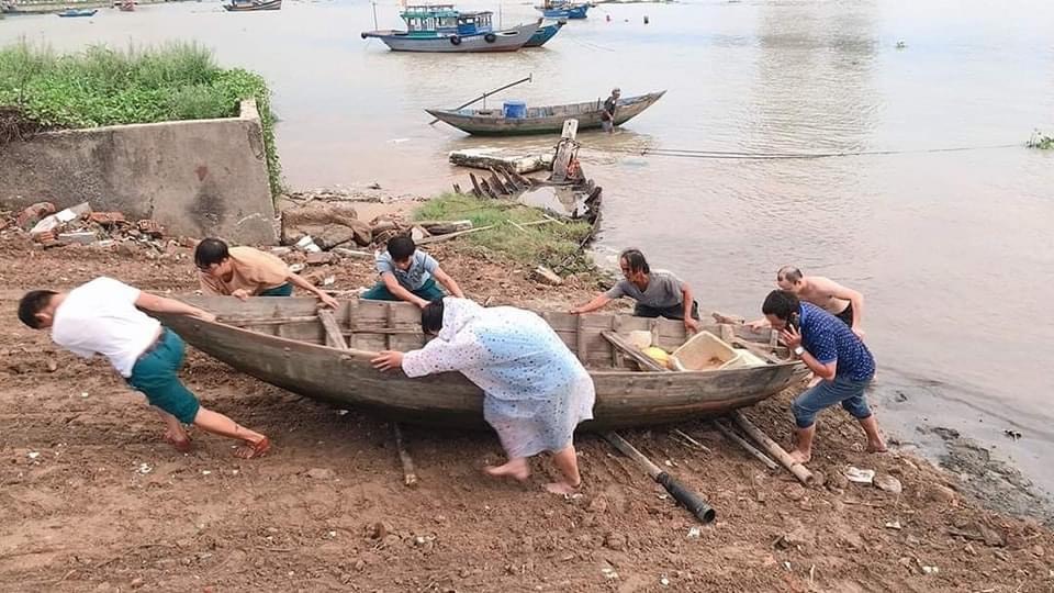 Phường Nại Hiên Đông, quận Sơn Trà phối hợp với trạm Biên phòng Sông Hàn vận động, hỗ trợ người dân đưa thuyền vào bờ.
