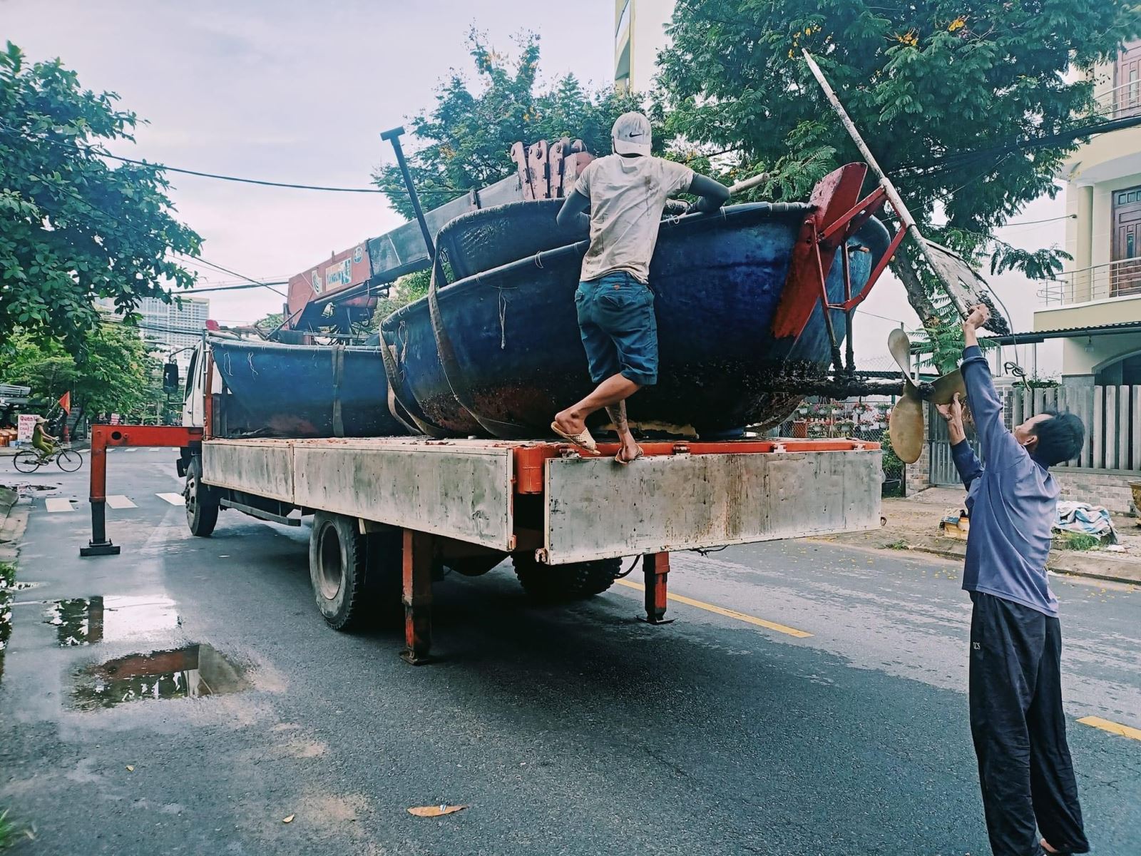 Ngư dân phường Mân Thái, quận Sơn Trà giúp nhau đưa phương tiện đánh bắt thủy sản lên bờ tránh bão Noru.